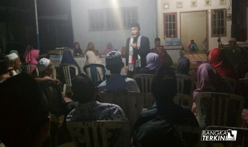 Ustadz Fadilah (Calon Wakil Bupati Bangka Induk) saat memberikan tausiyah kepada masyarakat Desa Tamberan Kabupaten Bangka, Selasa (27/02/2018).