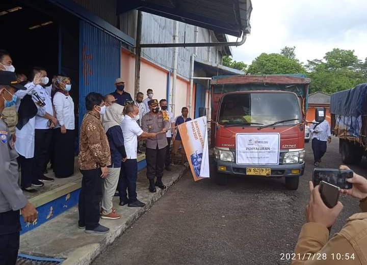 Wali Kota Pangkalpinang Maulan Aklil (Molen) bersama Forkopimda serahkan bantuan beras secara simbolis kepada masyarakat di Gudang Bulog Cabang Bangka, Rabu (28/07/2021).