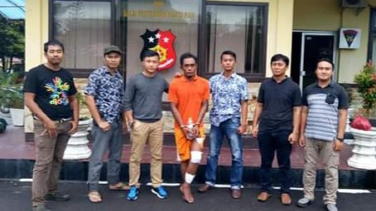 Pelaku pembunuhan terhadap (NA) Warga Desa Perlang, yang ditemukan tewas di Pantai Alew Koba, pada Senin (13/05/2019) lalu, akhirnya berhasil ditangkap oleh Tim Reskrim Polres Bangka Tengah. Jum'at (17/05/2019).