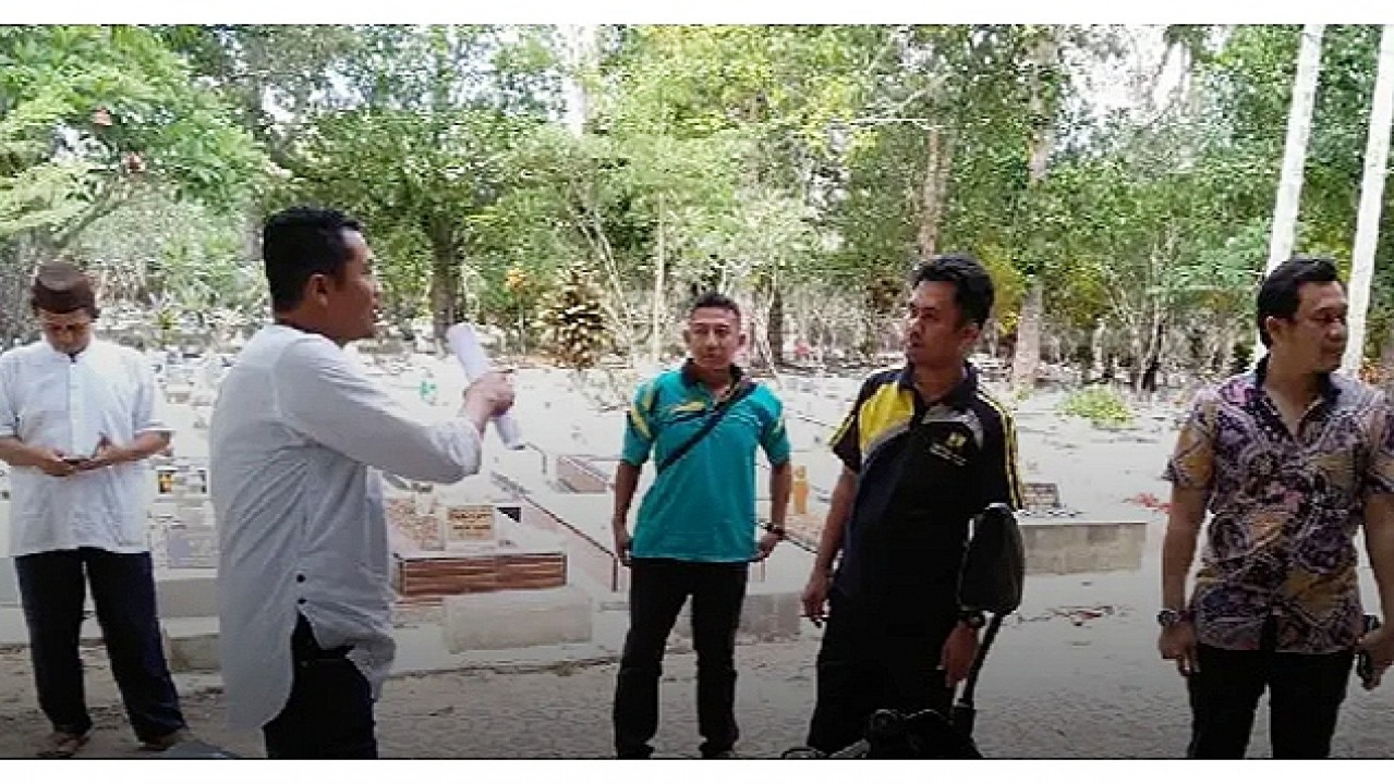 Anggota DPRD Kabupaten Bangka Tengah, Nandar saat mengunjungi TPU Kelurahan Dul