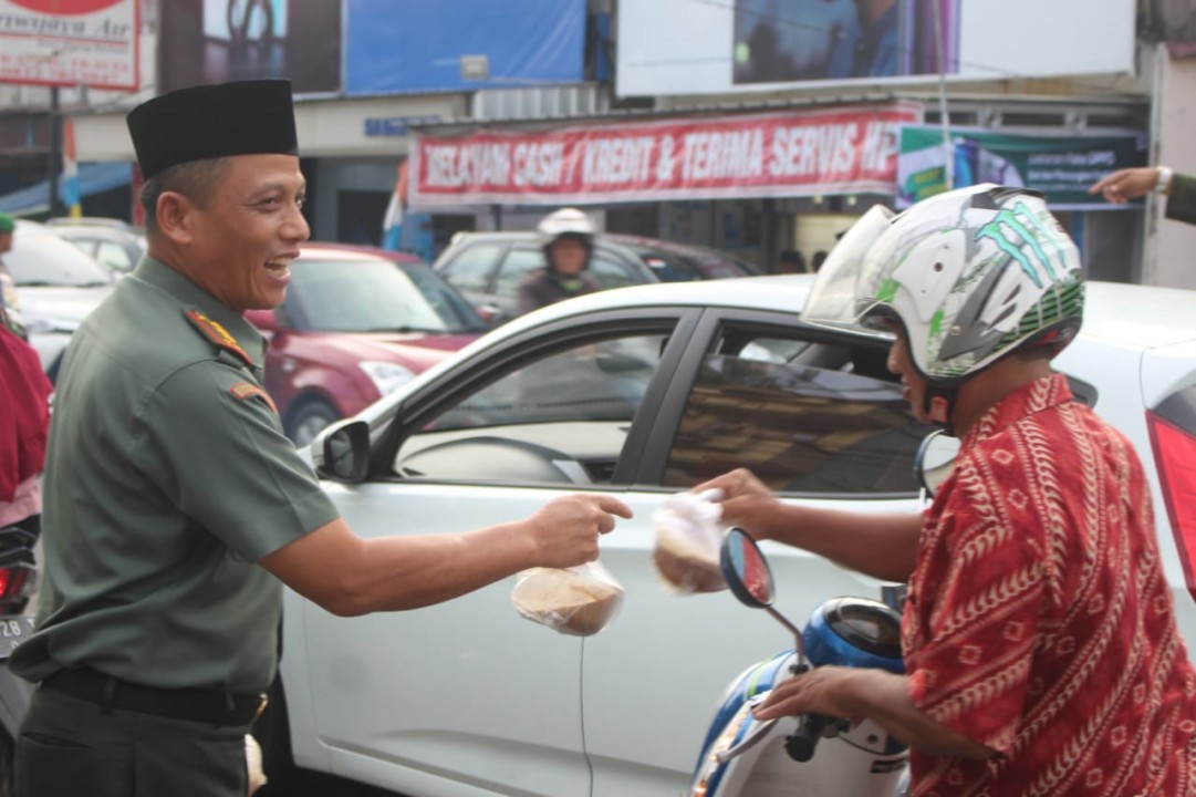 Anggota Korem 045/Gaya, bagi takjil kepada pengguna jalan yang melintasi Jalan Masjid Jami, Pangkalpinang, Selasa (14/05/2019).