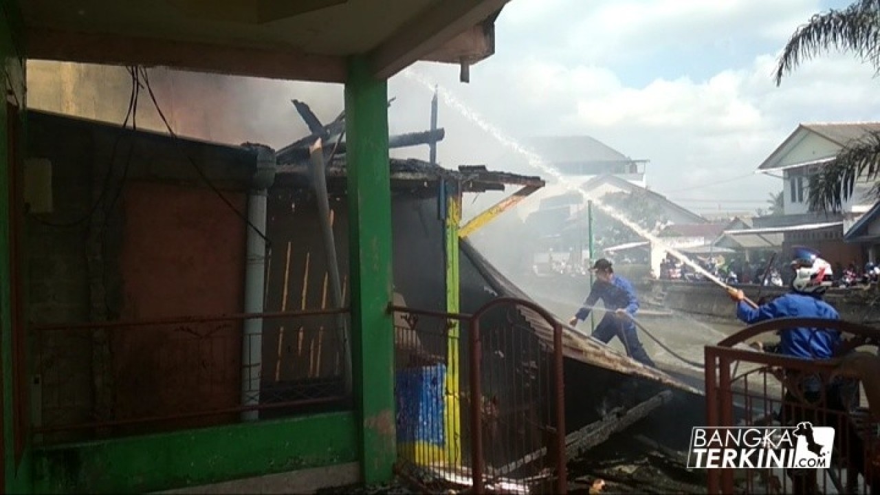 Kobaran api hampir menghanguskan sebuah rumah di Jalan Masjid Jamik Gang Terusan (Belakang Penginapan Kaisar) RT 01/RW 01, dan mampu dipadamkan oleh tim pemadam kebakaran yang dibantu warga setempat, Selasa (14/08/2018).