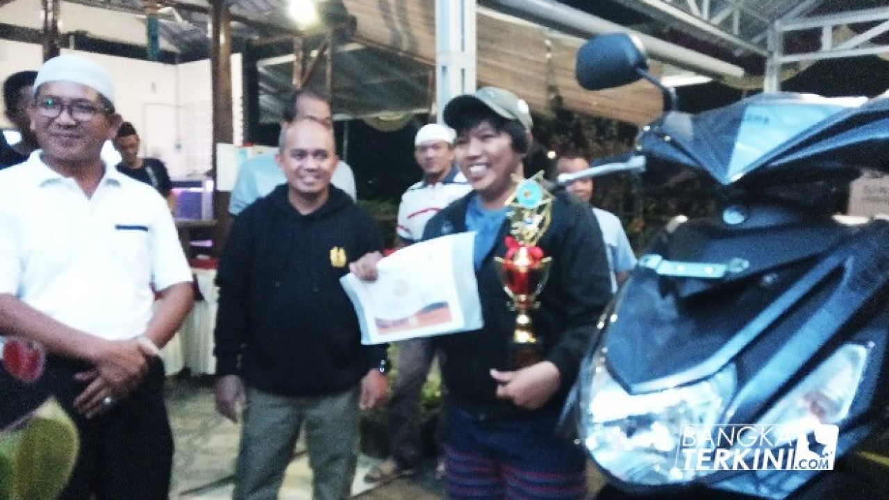 Walikota Pangkalpinang, Maulan Aklil saat membagikan hadiah ke pemenang lomba mancing, di Pemancingan Kampak Serasi, Minggu (29/13/2019) malam.