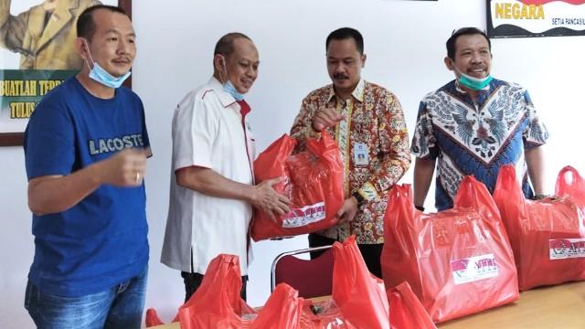 Asosiasi Industri Timah Kepulauan Bangka Belitung (AITI Babel) bagikan paket Sembako ke Masyarakat Terdampak Covid-19