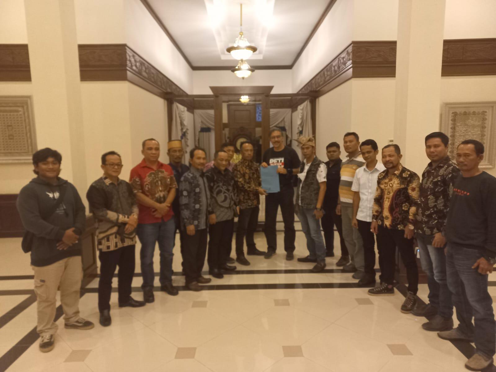 Foto : PJ Gubernur Ridwan Djamaludin Bersama Asosiasi Tambang Rakyat Daerah (Astrada)