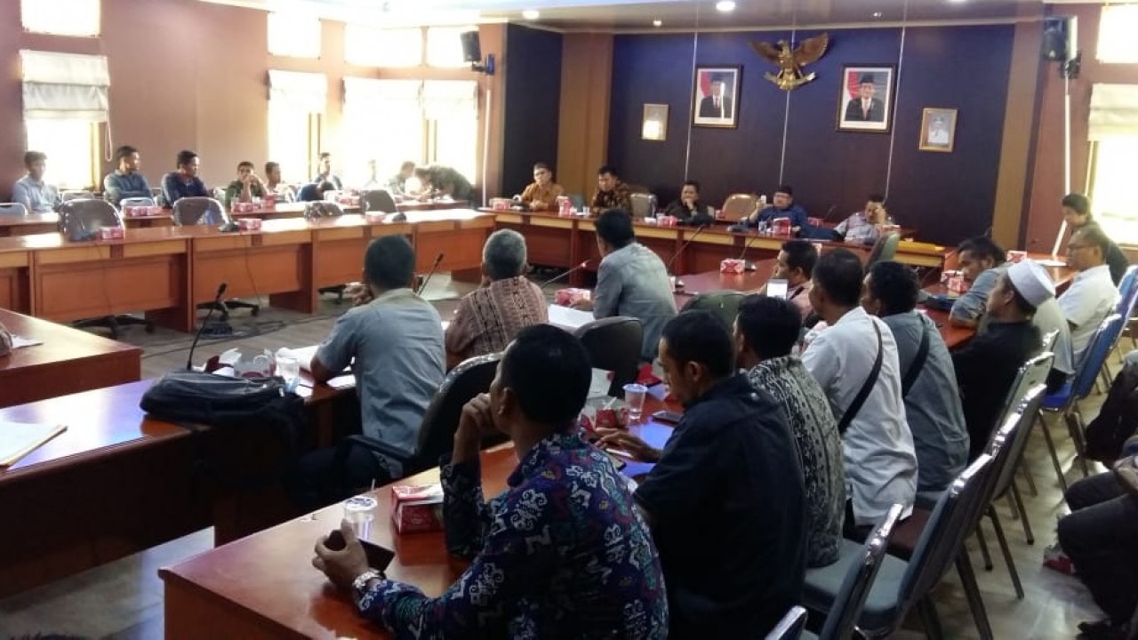 DPRD Provinsi Bangka Belitung (Babel), rapat bersama Bupati dan Walikota se-Babel terkait Rancangan Peraturan Daerah (Raperda) Rencana Zonasi Wilayah Pesisir dan Pulau - Pulau Kecil (RZWP3K) sebelum ditetapkan menjadi Perda RZWP3K, Kamis (21/03/2019).