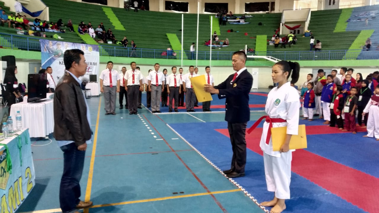 Ketua KONI Babel, Elfandi (Bang EL) saat hadir pada Kejurda Karate tingkat provinsi Babel, di GOR Sahabuddin, Sabtu (07/03/2020). Doc Humas KONI Babel