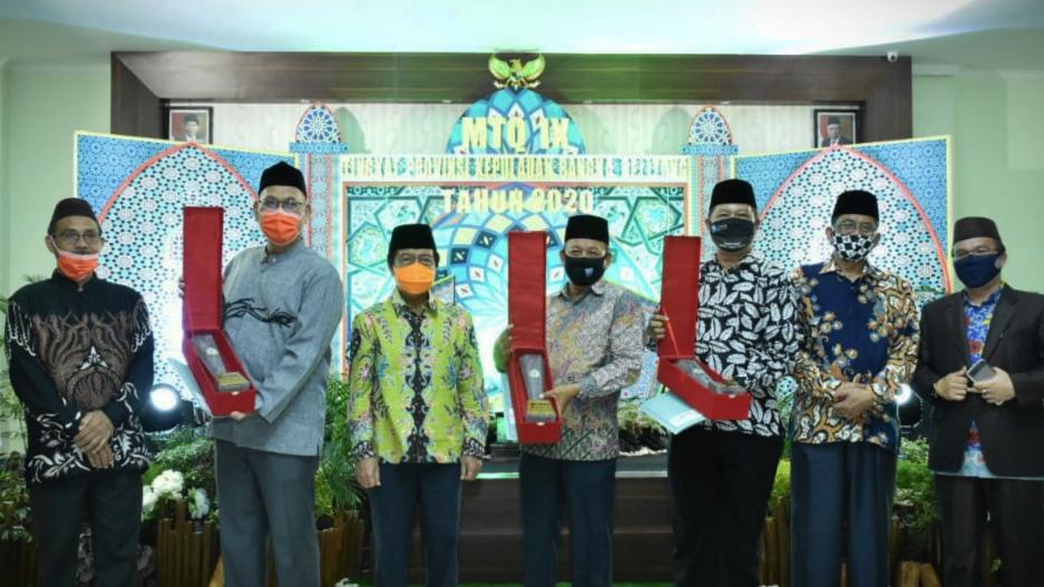 Wagub Bangka Belitung, Abdul Fatah berikan trophy ke Juara Musabaqah Tilawatil Quran (MTQ) IX tahun 2020 tingkat Provinsi Kepulauan Bangka Belitung (Babel).