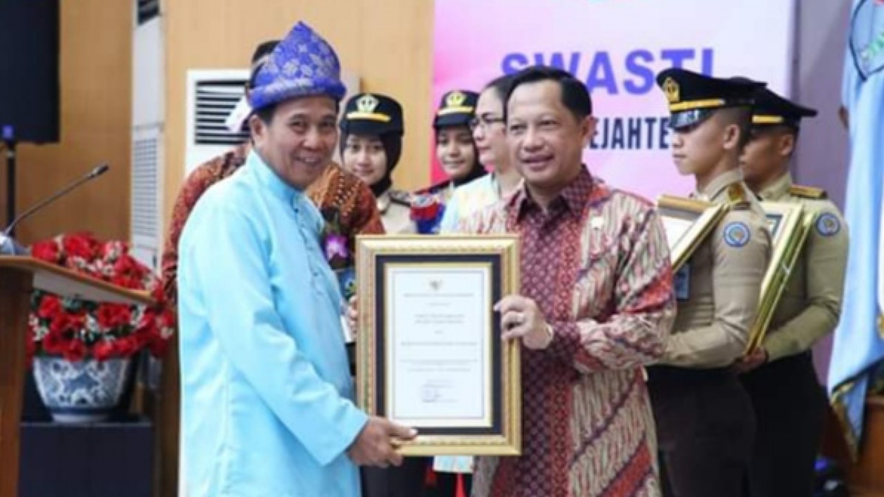 Bupati Bangka Tengah, Ibnu Saleh Terima Penghargaan Kabupaten Sehat dari Mendagri, Tito Karnavian
