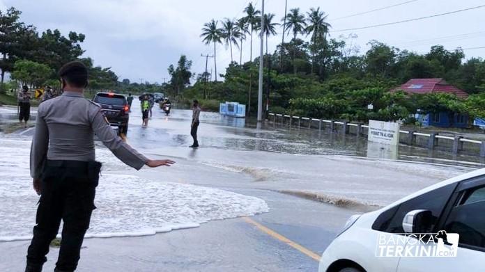 Akibat cuaca buruk, jalan lintas Provinsi antar desa Guntung dan desa Arung Dalam sempat terputus, tergenang banjir Rob.
