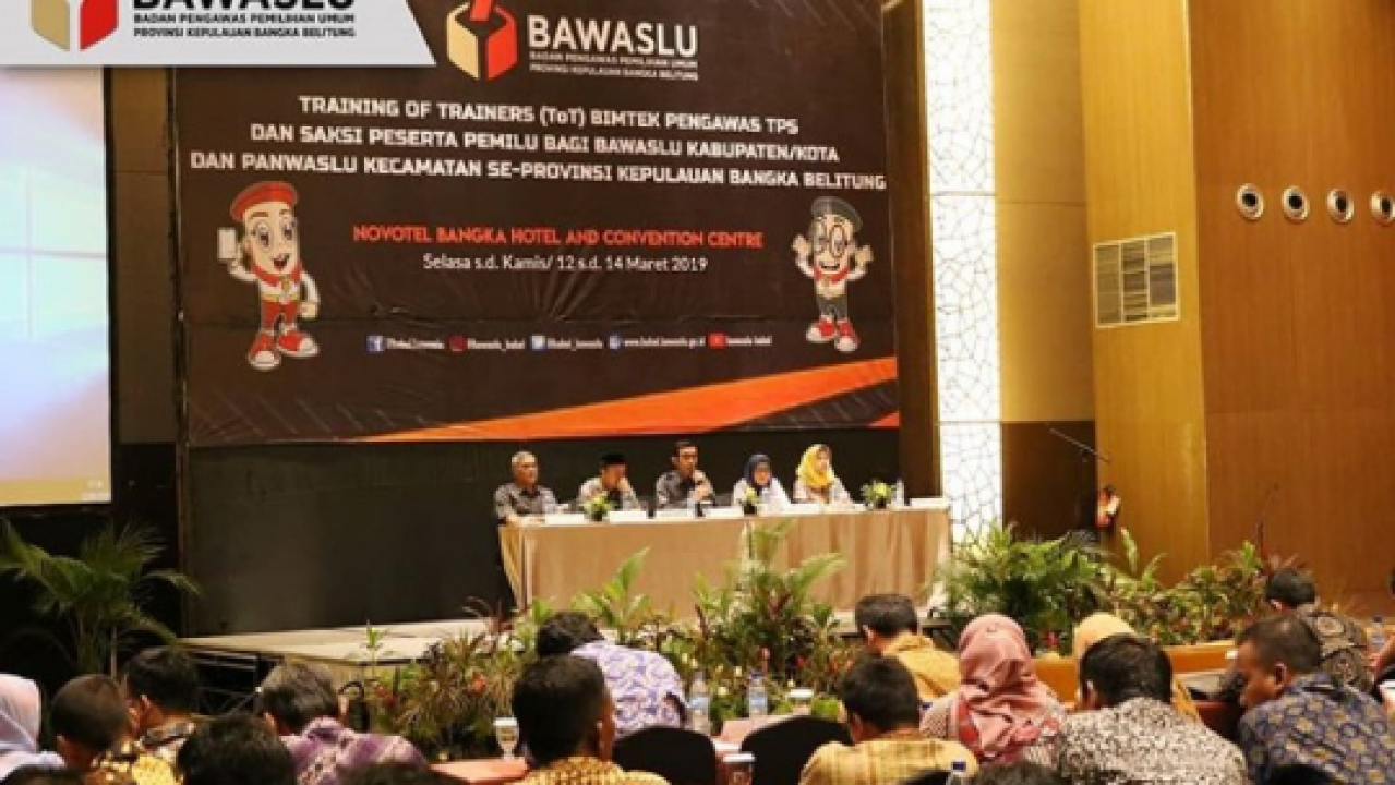Bawaslu Provinsi Kepulauan Bangka Belitung (Babel), menggelar bimbingan teknis (Bimtek) kepada Bawaslu Kabupaten/Kota serta Panitia Pengawas Kecamatan (Panwascam), di Novotel Bangka, Kamis (14/03/2019). (Foto:ist)