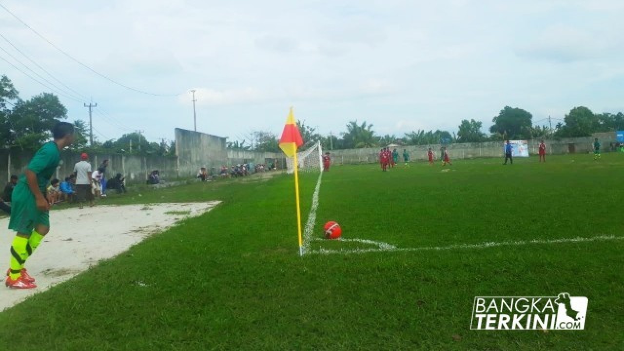 Setelah berhasil mengalahkan tuan rumah, Bangka Barat (babar) berhasil meraih medali emas cabang olahraga (Cabor) sepakbola pada porprov V Bangka Belitung (babel) di kabupaten Bangka Tengah (bateng), yang bertempat di Stadion Porkab Koba, Minggu (02/12/2018).