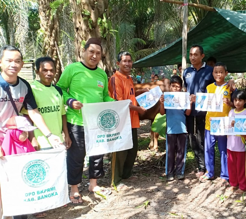 BKPRMI Bangka Serah kan bantuan hewan Qurban kepada masyarakat Dusun Balau, Desa Labuh Air Pandan, Kecamatan Mendo Barat, Sabtu (10/08/2019).