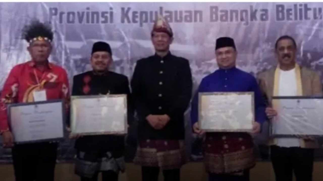 Pemberian Penghargaan kepada 4 Kepala Daerah, usai Rapat Koordinasi Nasional (Rakornas) Forum Pengurangan Resiko Bencana (PRB) 2019 di Bangka Belitung.