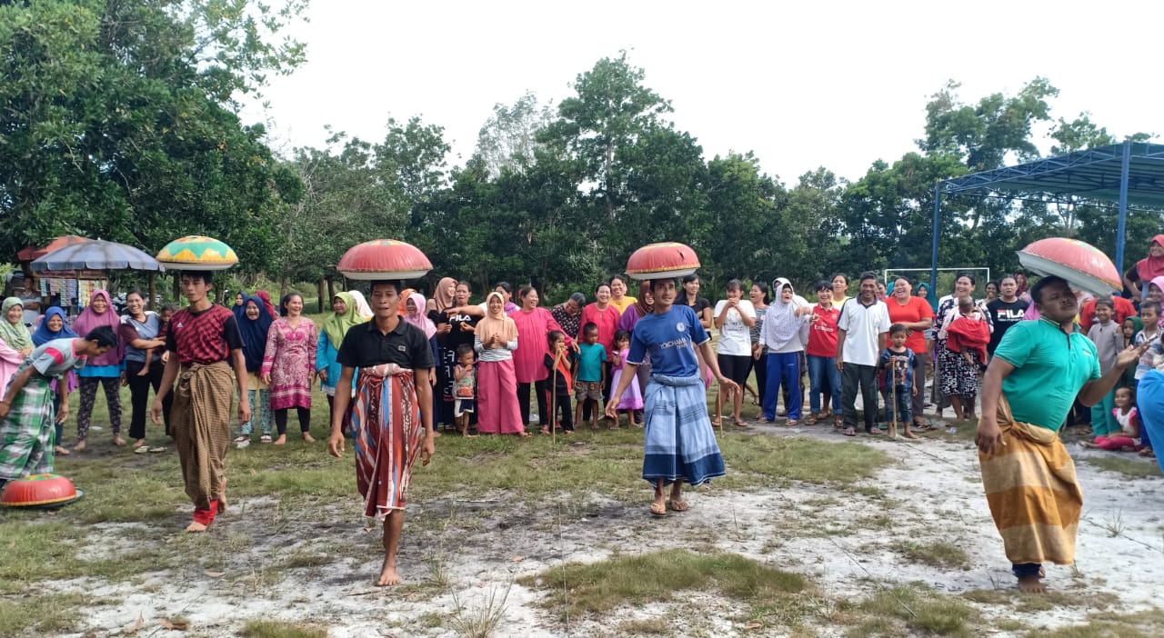 Ratusan masyarakat Desa Labuh berkumpul mengikuti sosialisasi Pemilu 2019, yang dikemas dengan serangkaian permainan tradisional yakni lomba junjung dulang, panjat pinang dan tiup balon, Jum'at (12/04/2019).