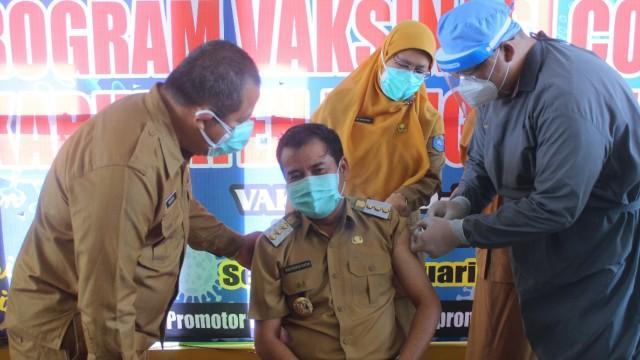 Bupati Bangka Tengah, Yulianto Satin saat suntik Vaksin Covid-19 Sinovac tahap pertama.