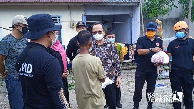 Bupati Tengah Algafry Rahman Berikan Bantuan ke Warga yang terdampak Puting Beliung di Kecamatan Pangkalanbaru.