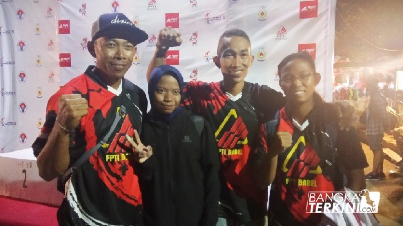 Coach Dewa Putu Galih Perdana bersama Ririn, Ismail Hambali, dan Meriyana