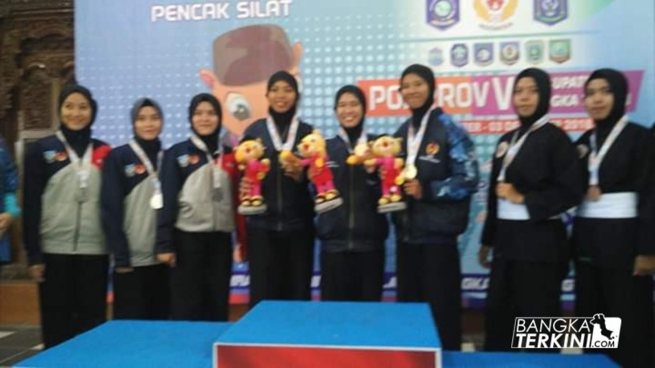 Atlet Silat Bangka Tengah (Bateng) yakni Ervina, Kiki, dan Novi berhasil meraih emas pertama bagi tuan rumah pada ajang Porprov ke V Bangka Belitung (babel), Jumat (30/11/2018).