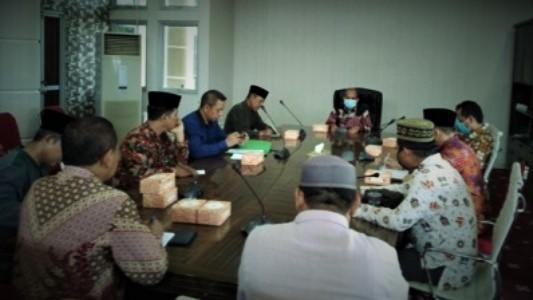 Walikota Pangkalpinang Maulan Aklil gelar rapat koordinasi bersama para tokoh agama yang membahas kegiatan Sholat Jumat dan 5 Waktu. Di ruang rapat kantor Walikota Pangkalpinang. kamis (26/3/2020) siang.