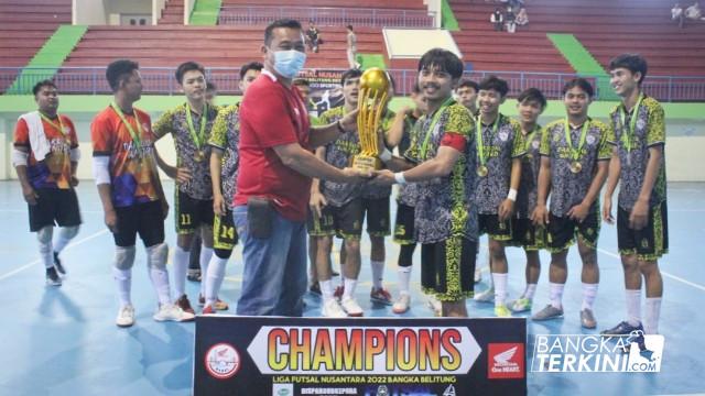 Sekum PSSI Bangka Belitung, Akwen berikan trophy kepada juara Liga Futsal Bangka Belitung, Dakrom United.