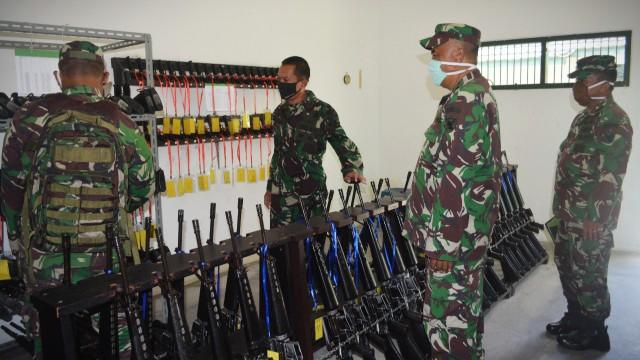 Komandan Korem 045/Gaya, Kolonel Czi M. Jangkung Widyanto periksa langsung kondisi keamanan di Gudang  Munisi dan senjata yang berada di Markas Korem, Rabu (29/04/2020).