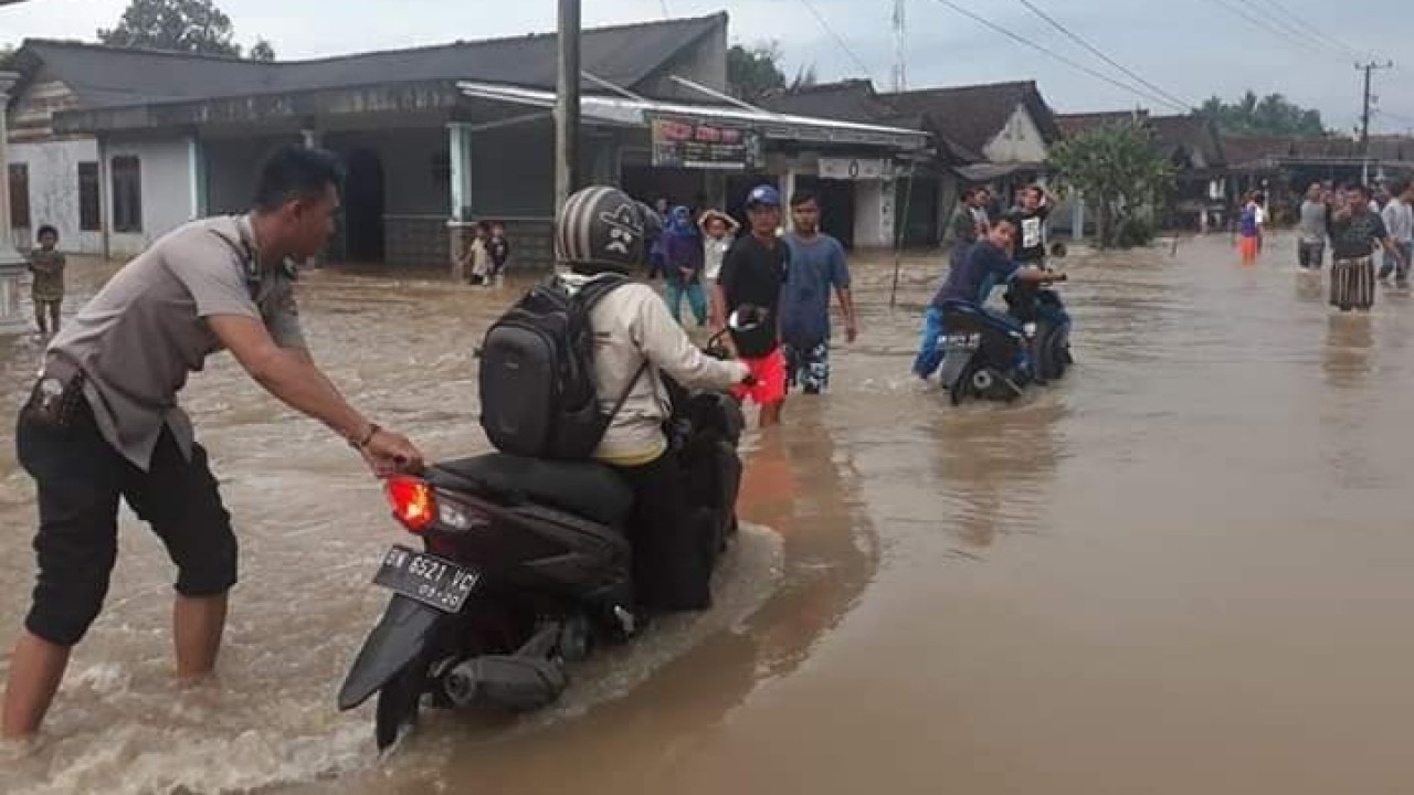 Curah hujan yang tinggi, mengakibatkan Banjir di Desa Delas, Kecamatan Air Gegas, Kabupaten Bangka Selatan, Sabtu, (08/12/2018).