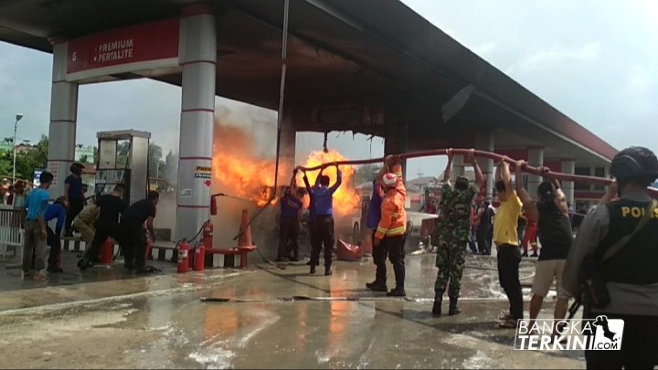 Terjadi Kebakaran hebat yang menghabiskan 1 unit mobil berjenis Kijang, dengan 2 korban mengalami luka bakar serius di SPBU Jl. Ahmad Yani Dalam, Jalan Baru Kota Pangkalpinang. Selasa (07/08/2018).