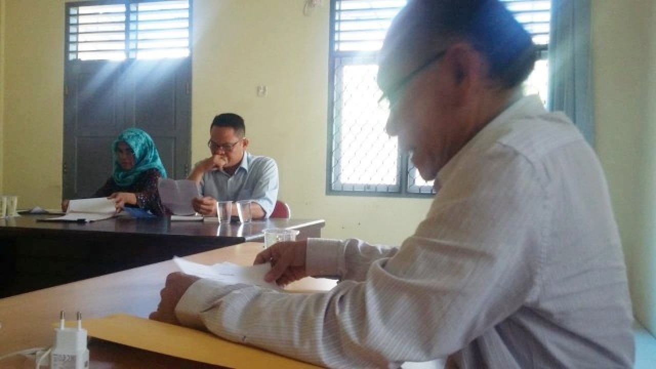 Ketua SPSI Babel, Darusman saat mendampingi Aditya Warman pada sidang pertama yang menggugat sebuah Media Ternama di Bangka Belitung