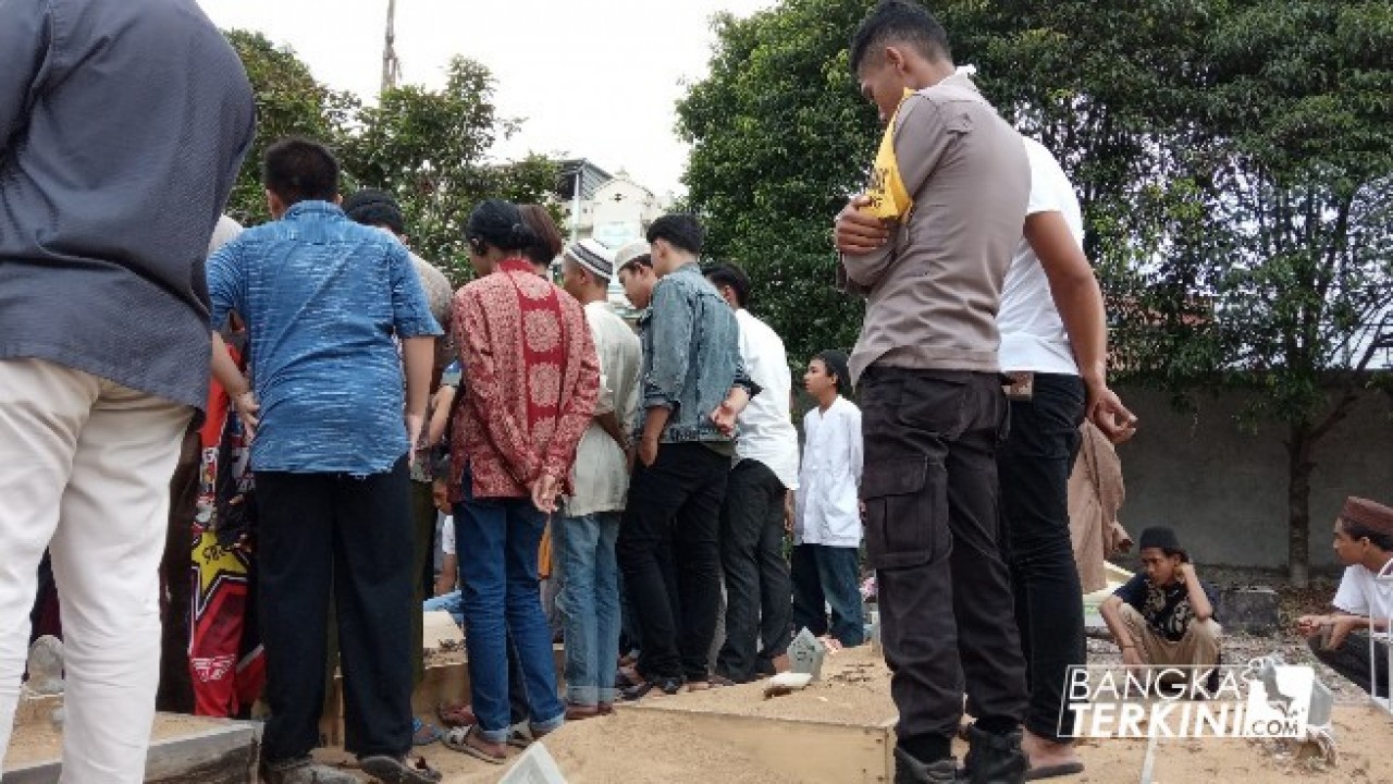 Pemakaman Alm. Dimas (Jenazah yang ditemukan di Lahan Kosong Daerah Kelurahan Air Mawar), Rabu (25/03/2020) sore.