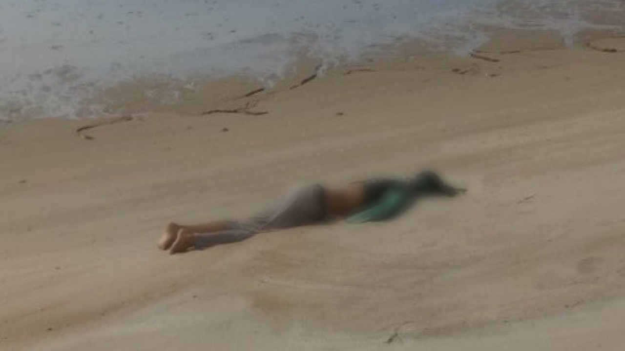 Ditemukan mayat perempuan tanpa identitas, terdampar di bibir Pantai Alew Tanjung Langkah, Kelurahan Padang mulia, Kecamatan Koba, Kabupaten Bangka Tengah, Senin (13/05/2019).