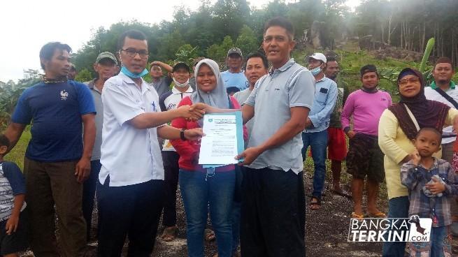 Pemberian SK Kelompok Tani Hutan (KTH) Bukit Pau oleh Lurah Dul, Kiagus, Rabu (21/10/2020)