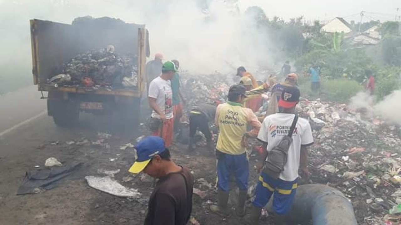 Dinas Lingkungan Hidup (DLH) Kota Pangkalpinang, giat bersih di Kelurahan Ketapang dan Kelurahan Pancur, Sabtu (29/12/2018).