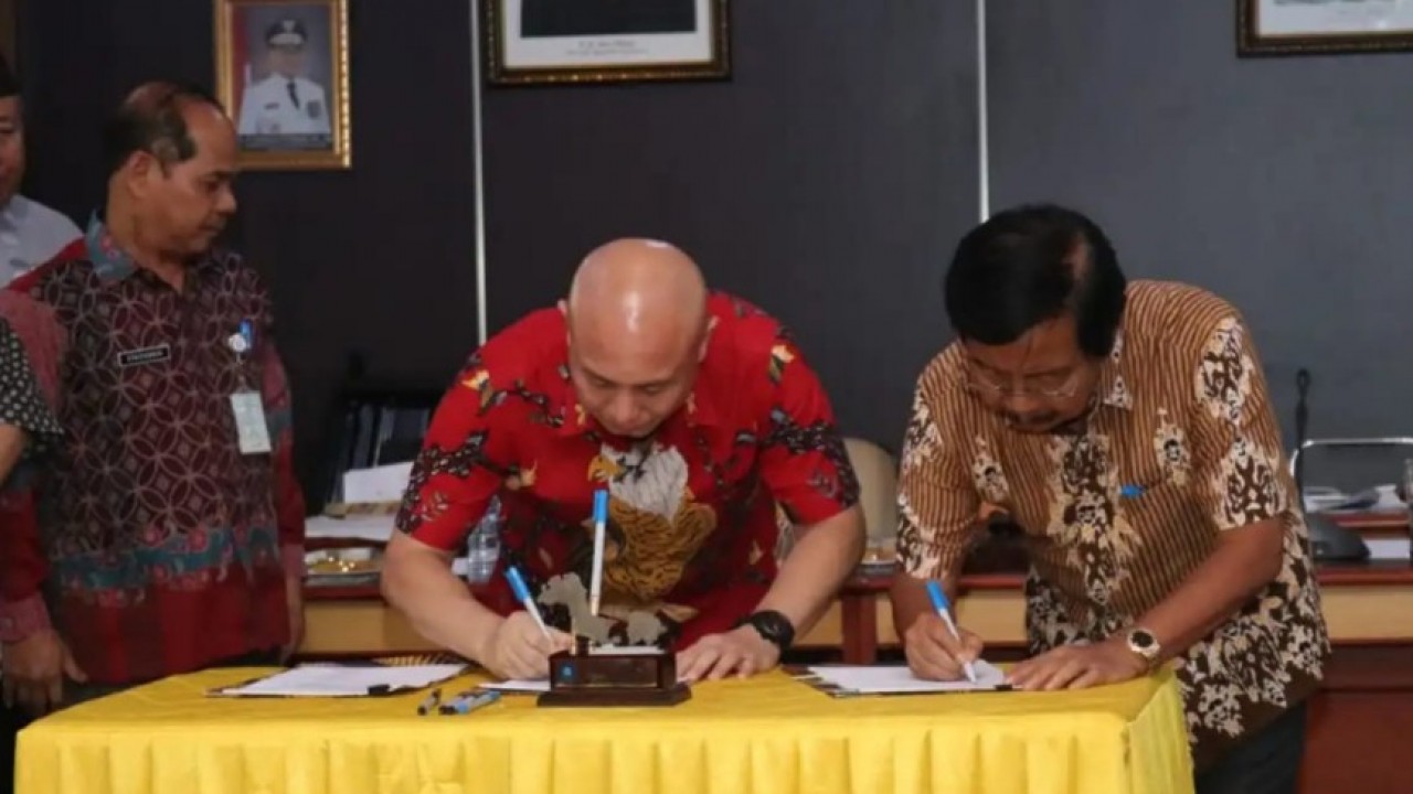DPRD Provinsi Kepulauan Bangka Belitung (Babel) bersama Pemerintah Provinsi (Pemprov) Kepulauan Babel, tandatangani Memorandum of Understanding (MoU) Kebijakan Umum APBD-Plafon Prioritas Anggaran Sementara (KUA-PPAS) tahun 2020, Jum'at (06/09/2019)