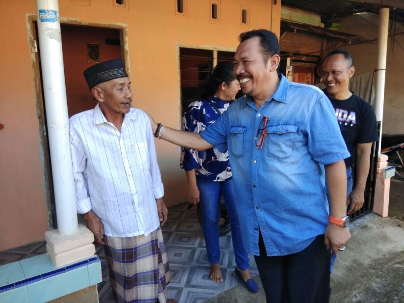 Ismiryadi (Dodot) calon wakil walikota Pangkalpinang atau pasangan dari Endang Kusumawati (Eksis), saat blusukan di Semabung Lama.