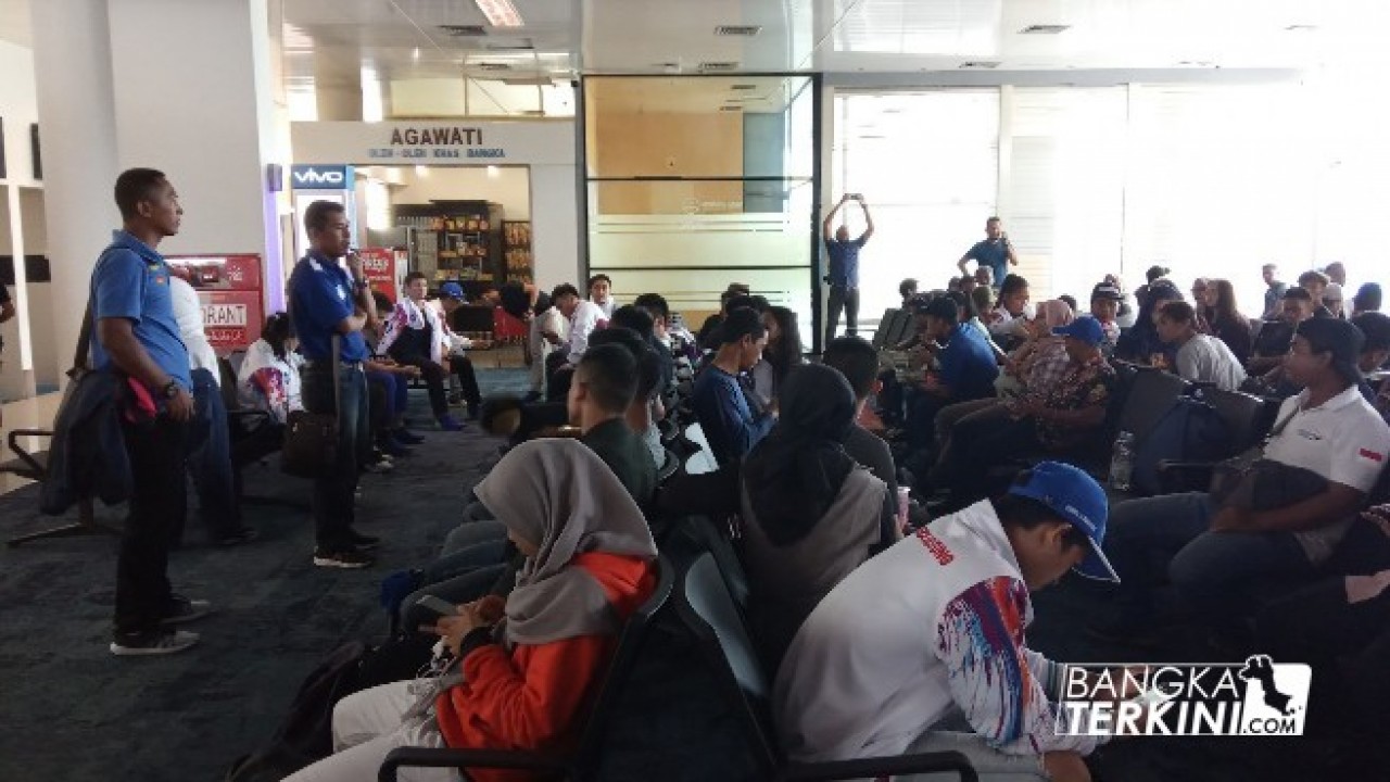 Ketua Koni Bangka Belitung, Elfandi sedang berikan semangat kepada atlet Babel sebelum keberangkatan ke Porwil X Sumatera
