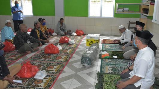 Gubernur Bangka Belitung, Erzaldi Rosman beriikan bantuan dan sedekah dari para Aparatur Sipil Negara (ASN) kepada masyarakat yang terdampak oleh wabah Covid-19 di Kelurahan Bukit Ketok, yang bertempat di Masjid Baiturrahman, Belinyu, Sabtu (02/05/2020).