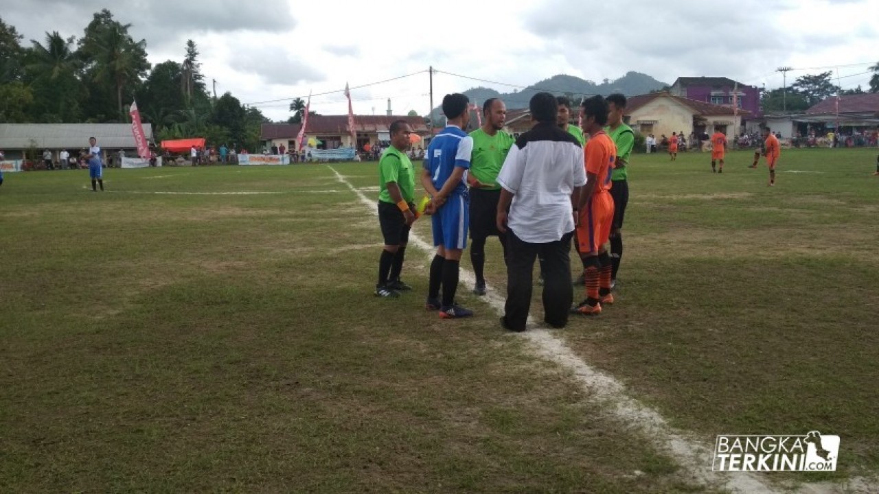 Laga final Turnamen Sepakbola Veteran Gubernur Cup 2018, antara Siap Dul vs KBC. Di Stadion Kelurahan Dul, Minggu (20/01/2019).