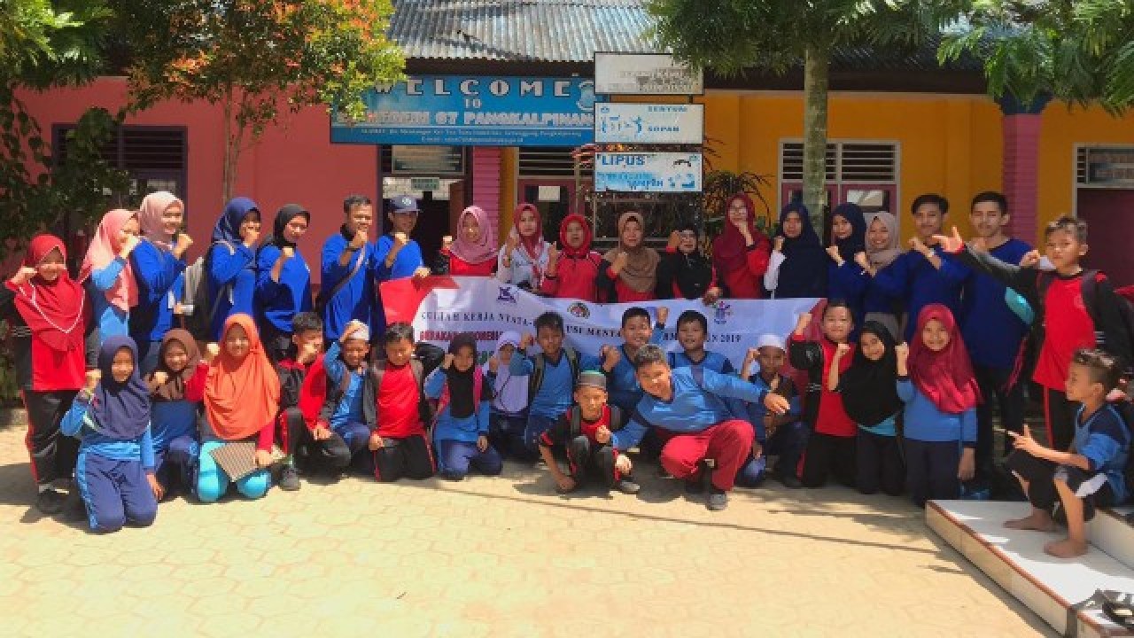 Gandeng Bangka Environment Creative Active of kawa (BECAK) Bangka Belitung (Babel), mahasiswa KKN Universitas Bangka Belitung (UBB) tanamkan pola hidup bersih di Kelurahan Tua Tunu Indah. Sabtu (27/07/2019)