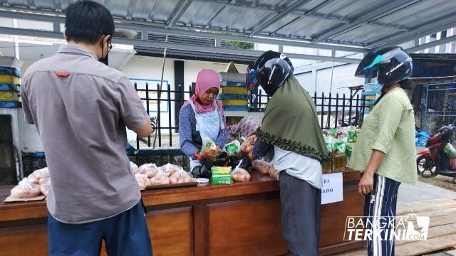 Gelar Bazar Sembako Murah di Kota Sungailiat, Komunitas Pemuda Kreatif (KPK) Kewalahan Layani Pembeli
