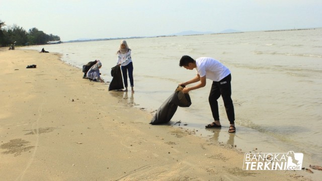 Generasi Pesona Indonesia (GenPI) perwakilan Bangka Belitung, melakukan gerakan peduli lingkungan dengan membersihkan sampah, di Pantai Pasir Padi Kota Pangkalpinang, Senin (10/09/2018).