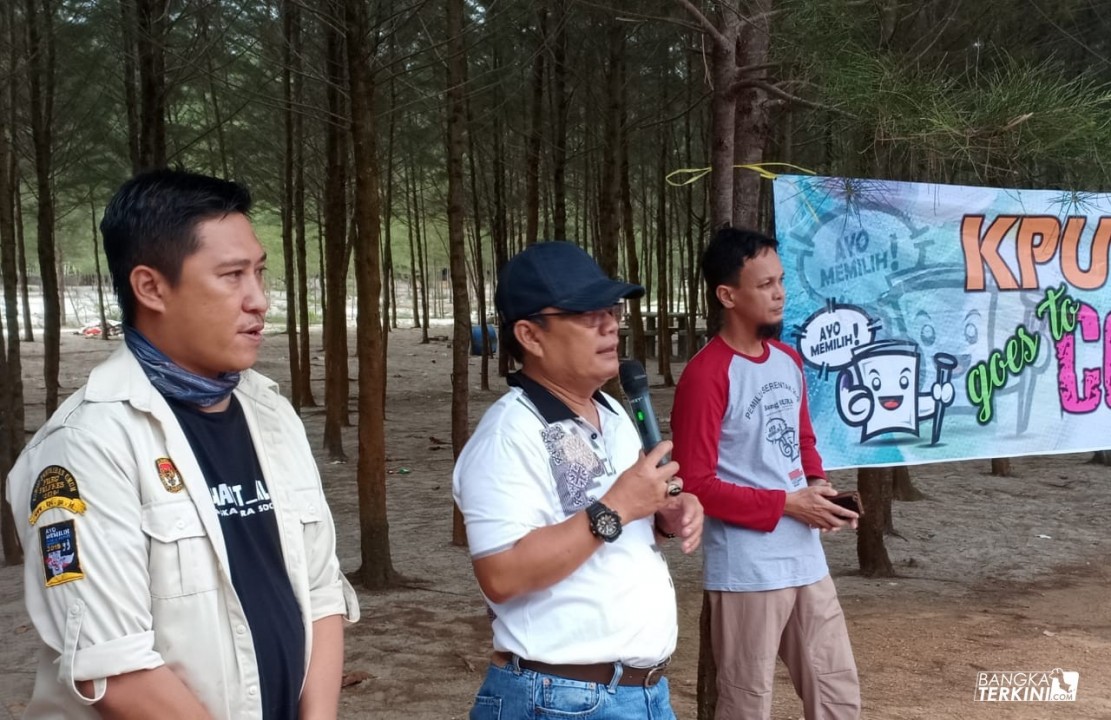 Bertempat di Pantai Mang Kalok Sungailiat, puluhan masyarakat yang tergabung dalam Komunitas BECAK (Bangka Environment Creative Aktivist of 'Kawa') Bangka Belitung (Babel) menerima sosialisasi Pemilu bertajuk KPU Bangka Goes To Community, Sabtu (23/02/2019).