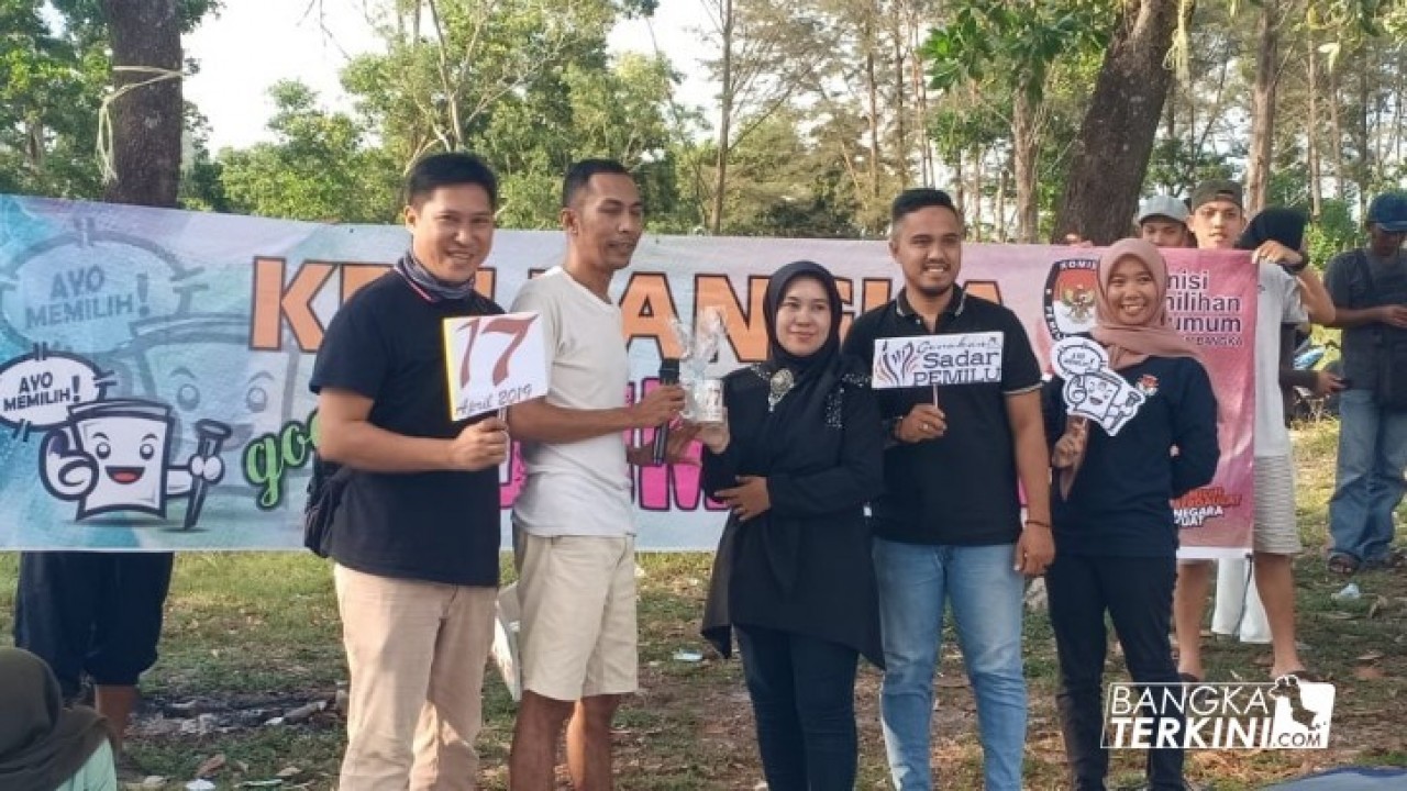 Bertajuk KPU Bangka Goes To Community, puluhan fotographer dan model berkumpul mendengarkan sosialisasi Pemilu 2019 yang di sampaikan KPU kabupaten Bangka dipantai lepar Belinyu, Sabtu (09/02/2019).