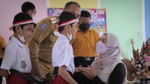Gubernur Kepulauan Bangka Belitung (Babel) Erzaldi Rosman, yang didampingi sang Istri Melati Erzaldi, mengunjungi Sekolah Luar Biasa Negeri (SLBN) Sungailiat