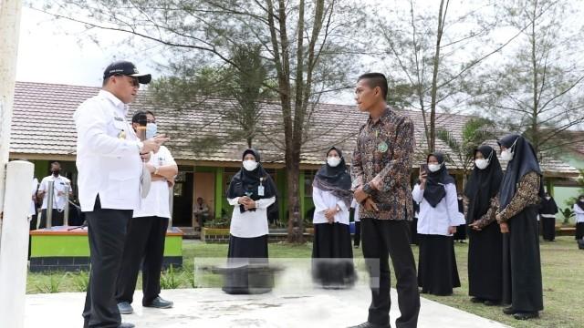 Gubernur Kepulauan Bangka Belitung (Babel) Erzaldi Rosman mengunjungi SMA Negeri 1 Bakam, Kabupaten Bangka pada Rabu (19/01/2022)