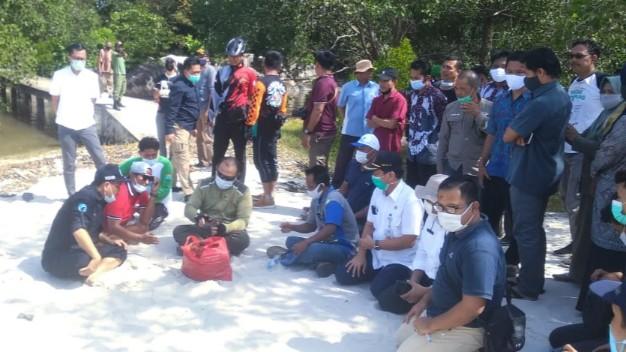 Gubernur Bangka Belitung, Erzaldi Rosman Tinjau Budidaya Rumput Laut di Desa Batu Beriga, Bangka Tengah.