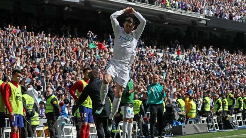 Penyerang Real Madrid, Cristiano Ronaldo, melakukan selebrasi setelah mencetak gol ke gawang Atletico Madrid dalam pertandingan Liga Spanyol di Santiago Bernabeu, Madrid, 9 April 2018. Real Madrid bermain imbang 1-1 dengan Atletico Madrid. REUTERS/Susana Vera
