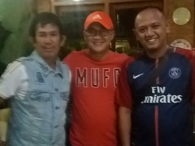 Herry Erfian (Baju merah), Leho (jaket jeans) foto bersama seusai rapat perdana Askot PSSI Kota Pangkalpinang