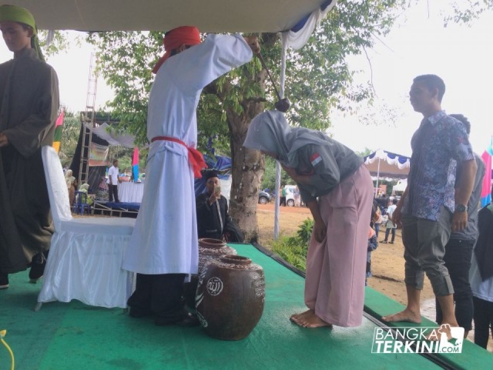 Pelaksanaan Mandi Belimau, di Desa Kimak Kecamatan Merawang Kabupaten Bangka, Minggu (13/05/2018).