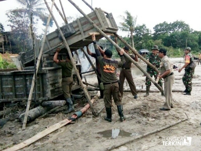 saat tim gabungan dari Satuan Polisi Pamong Praja( Satpol PP)  yang diback up oleh Polsek Bukit Intan dan Koramil Girimaya menggelar Razia penambangan ilegal.
